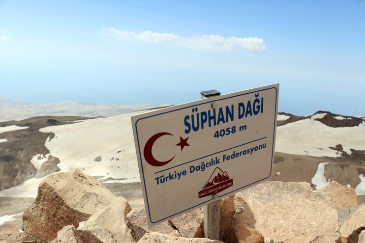 Süphan Dağı Zirve Faaliyeti — İstanbul’dan Van Gölü’nün Üstüne Uzanan Yolculuk